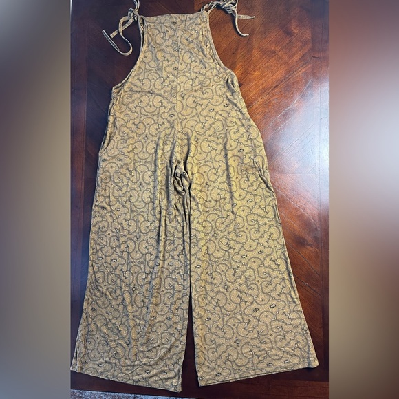 Elegant Gold Jumpsuit It has a small stain on the top back of the hood stretch - Picture 4 of 10